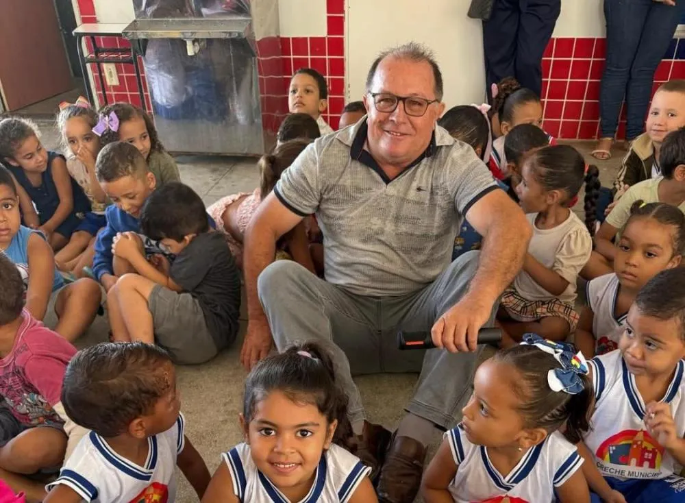Prefeito Ceninha participa de recreação com crianças na Creche Municipal, em Bonito de Santa Fé