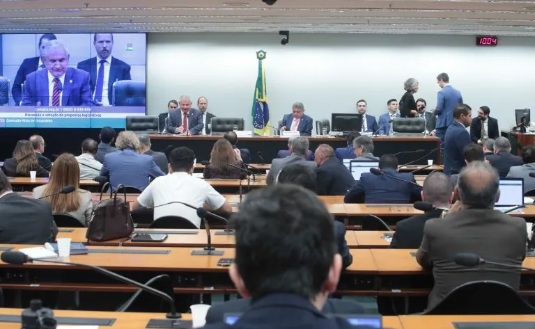Comissão de Orçamento reunida nesta quinta-feira (20) (Foto: Agência Câmara de Notícias)