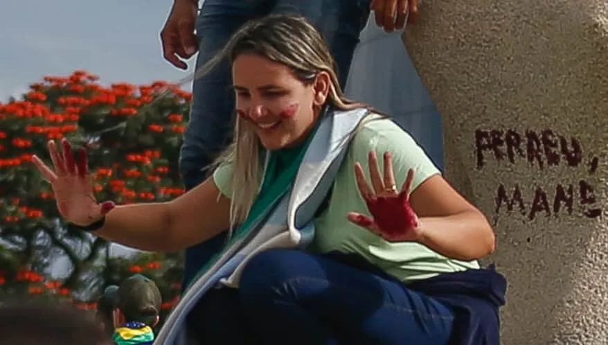 Ministro Fux suspende julgamento de mulher que pichou estátua da Justiça “perdeu Mané” 