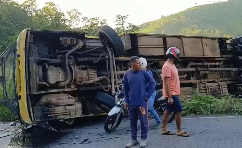 Ônibus escolar tomba em ladeira de Pilões (Foto: Divulgação)