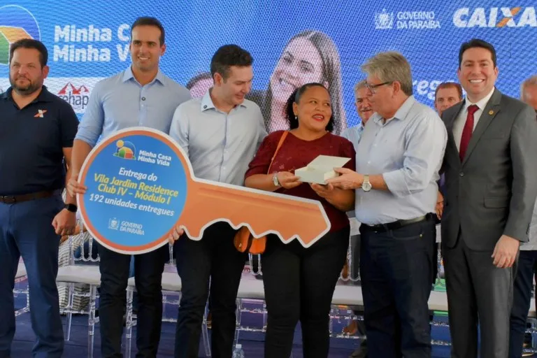 Governador João Azevêdo e ministro Jader Filho entregam unidades habitacionais (Foto: Divulgação)