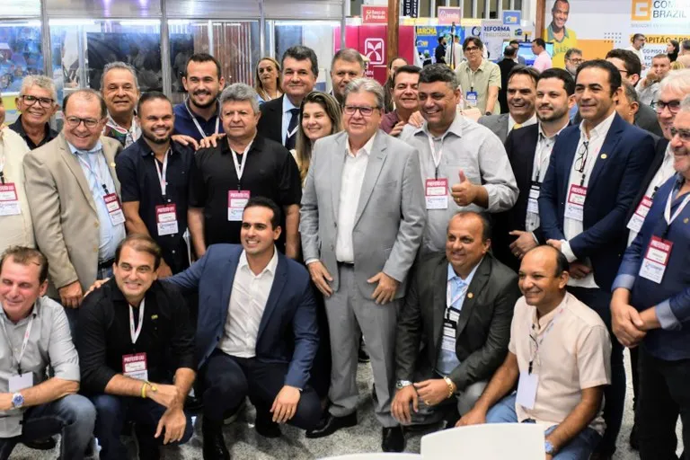 João Azevêdo destaca presença do governo nos 223 municípios com obras e políticas públicas em congresso de gestores municipais