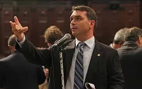 Comissão do Senado aprova porte de arma para advogados; texto foi apresentado pelo senador Flávio Bolsonaro 