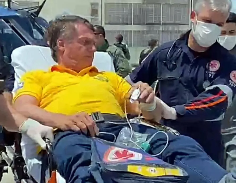 Bolsonaro sendo internado (Foto: Divulgação)