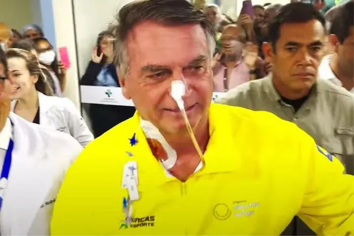 Na gravação divulgada pelo Hospital Rio Grande, uma pessoa fala para fazer a oração quando Bolsonaro caminha pelo corredor.