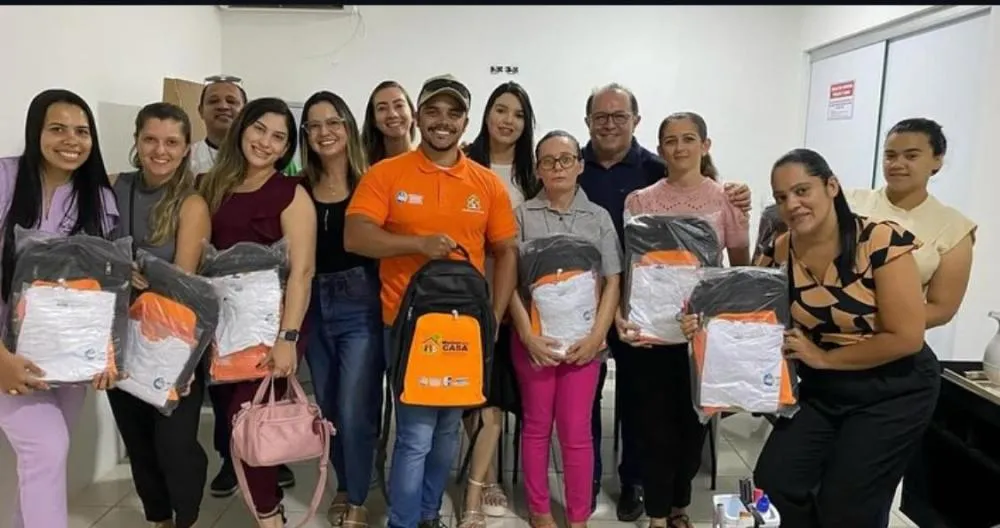 Equipe de saúde de Bonito de Santa Fé recebe fardamento e material de apoio; Ceninha Lucena destaca cuidado com a população