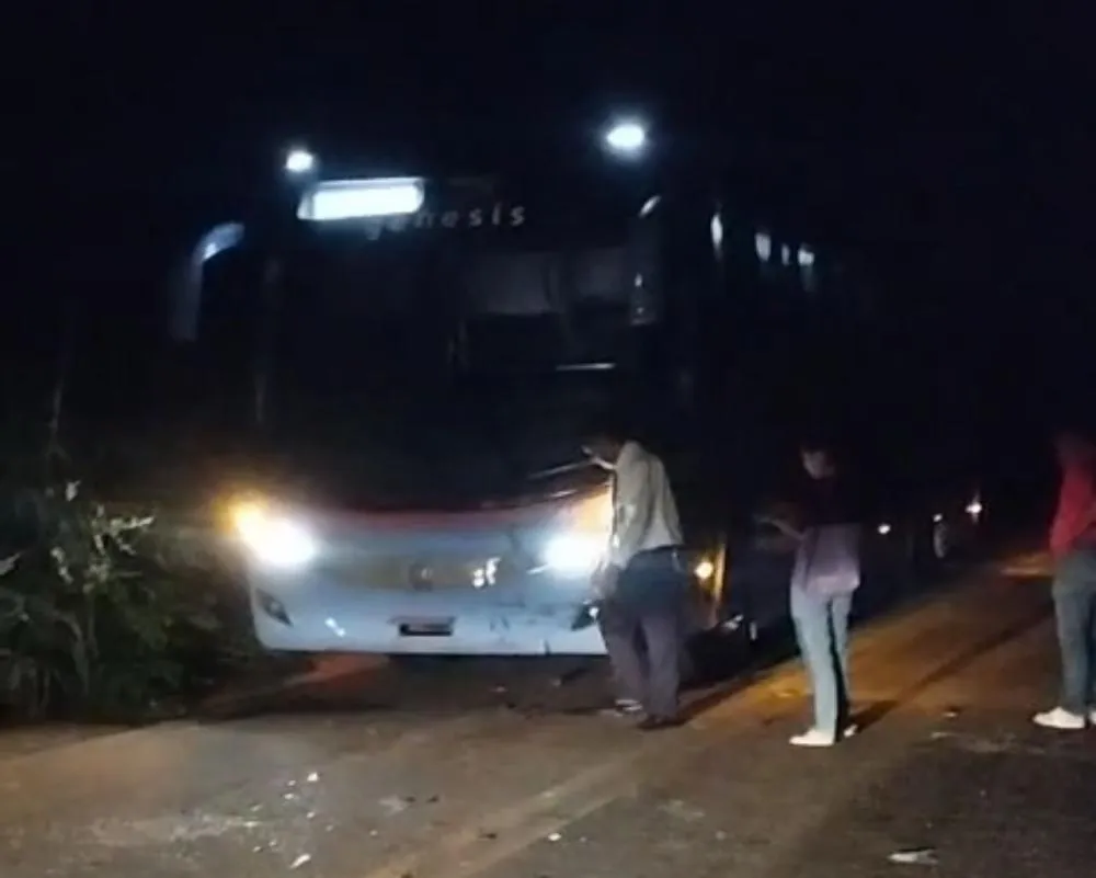 Ônibus da Guanabara colide com carro parado na PB-400 (Foto: Divulgação)