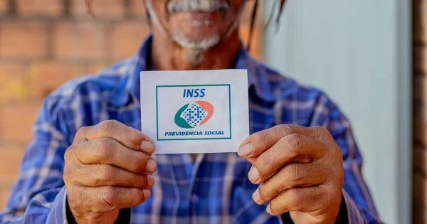 Aposentados e pensionistas do INSS recebem hoje 1ª parcela do 13º salário antecipado