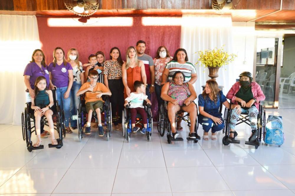 Prefeitura de São José de Piranhas faz entrega de cadeiras de rodas e equipamentos para deficientes