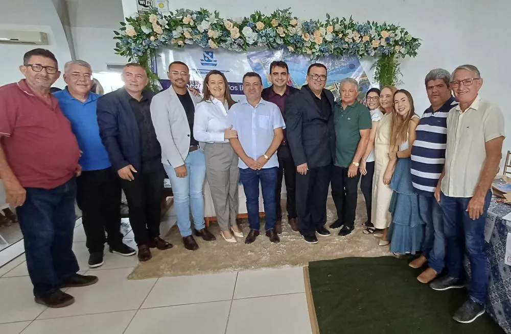 Prefeito Luiz Claudino prestigia lançamento de livros sobre educação e identidade de São João do Rio do Peixe