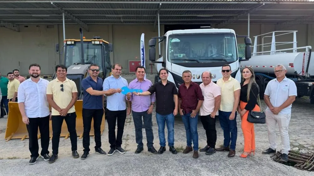 Bal Lins anuncia conquista de um carro pipa e uma retroescavadeira (Foto: Divulgação)