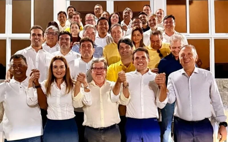 PSB, PP e Republicanos posam juntos em ato simbólico (Foto: Divulgação)