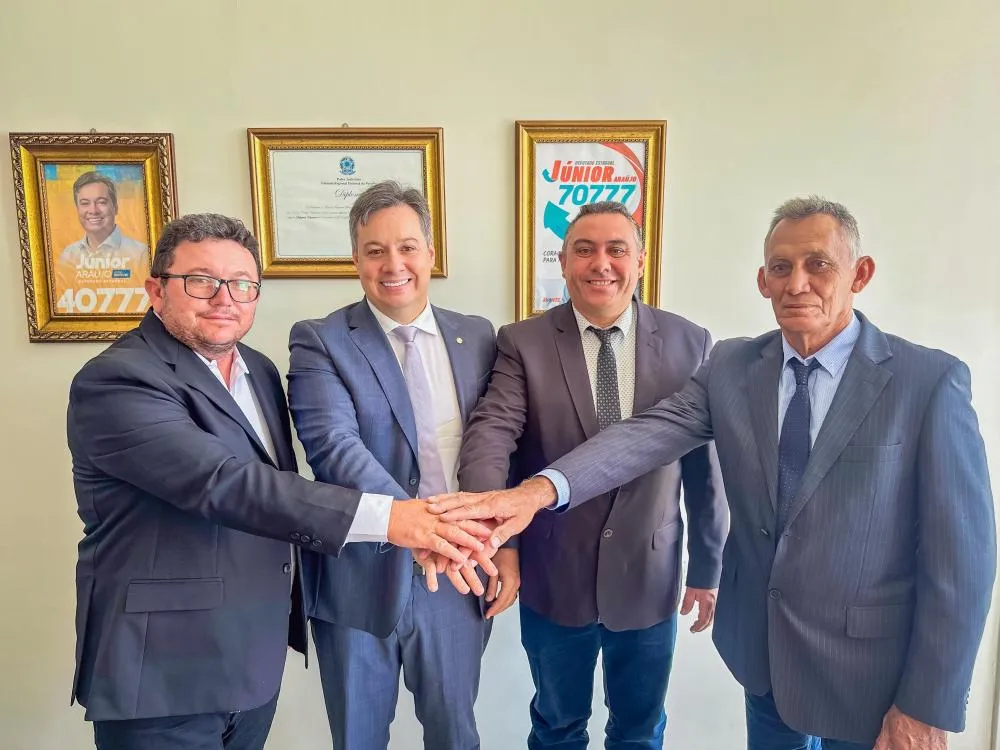 Deputado estadual Júnior Araújo entrega ambulância e anuncia nova emenda (Foto: Divulgação)