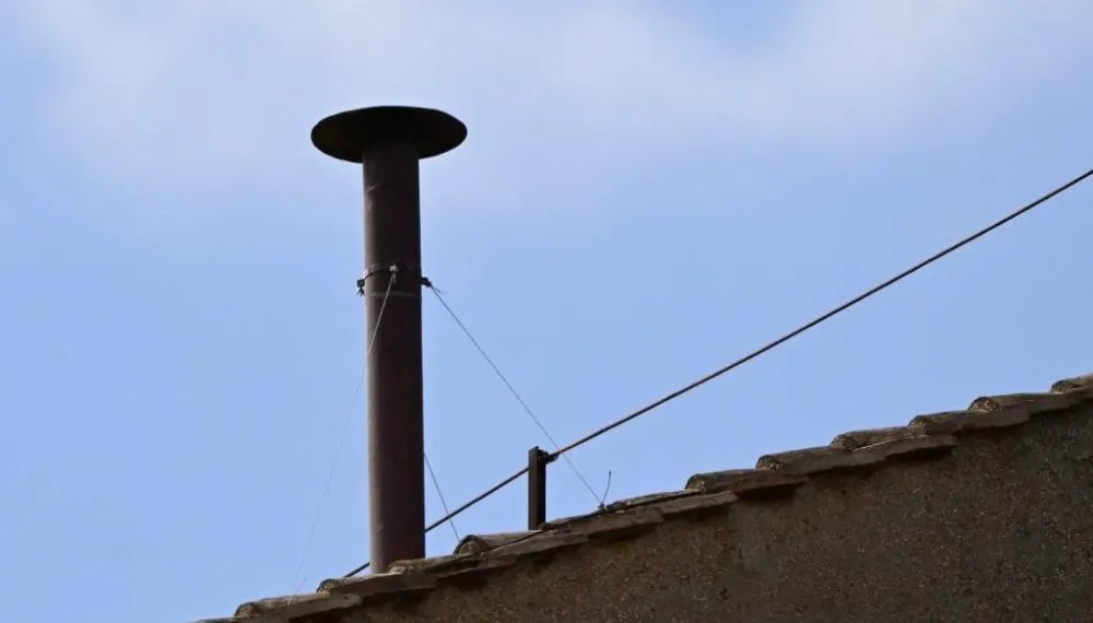 Fumaça preta sai pela 2ª vez da chaminé da Capela Sistina; ainda não há papa