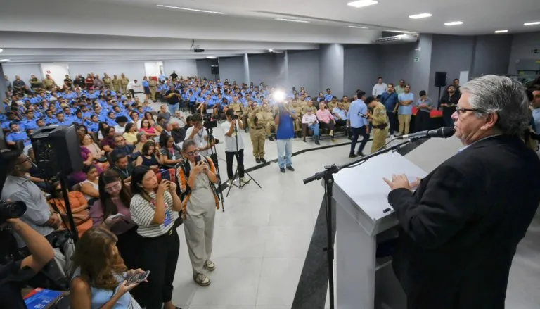 João Azevêdo entrega cartões do Passe Livre Estudantil e destaca importância da ação para combater a evasão escolar