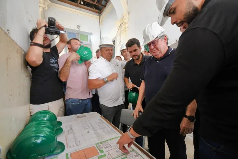 João Azevêdo inspeciona obras de travessia urbana e reforma e ampliação de escola em Princesa Isabel