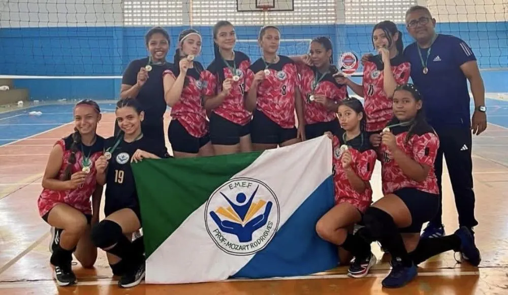 Ceninha Lucena parabeniza a Escola Mozart Rodrigues pelo tricampeonato no Voleibol Feminino Sub-14, nos Jogos Estaduais