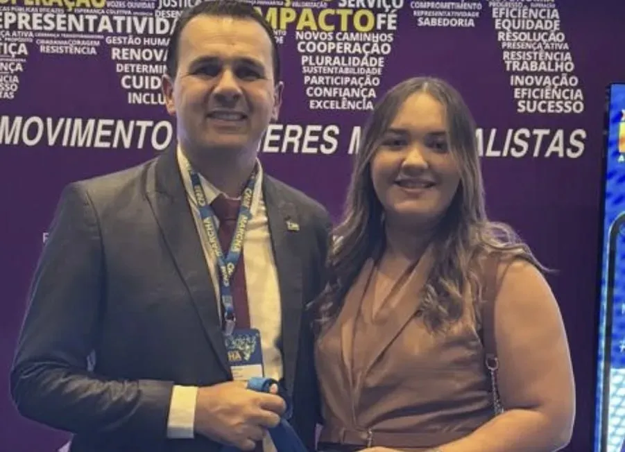 Aldo Andrade e primeira-dama de Bernardino Batista participam da marcha dos prefeitos, em Brasília