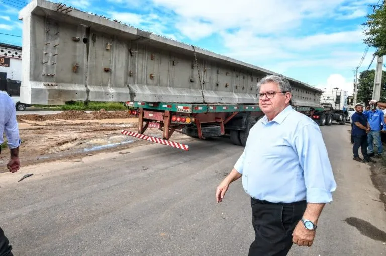 Governador João Azevêdo acompanha içamento das vigas do viaduto do Bairro das Indústrias