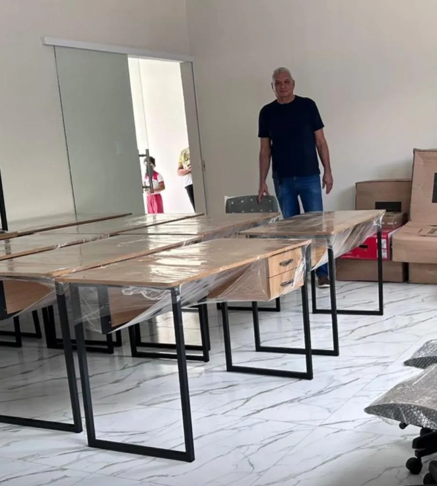Presidente Itamar recebe os modernos mobiliários (Foto: Divulgação)