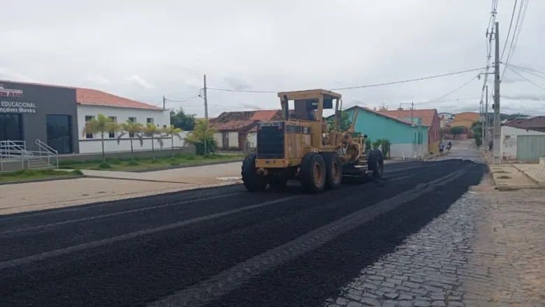 Prefeita de Bom Jesus comemora início das obras de travessia urbana (Foto: Divulgação)