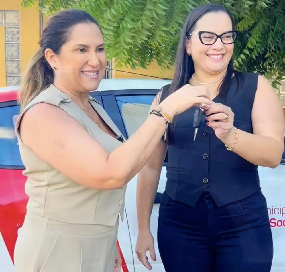 Corrinha Delfino entrega novo veículo (Foto: Divulgação) 