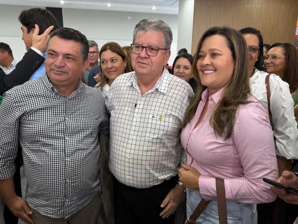 Prefeito Luiz Claudino ao lado do governador João Azevêdo (Foto: Divulgação)