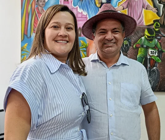 Luiz Claudino ao lado da esposa Larúcia, pré-candidata a deputada estadual (Foto: Divulgação)