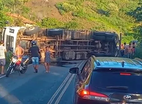 Na Paraíba, caminhão tomba e interdita totalmente rodovia estadual