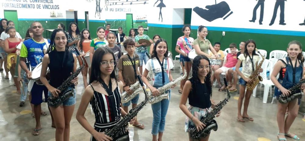 Com recursos próprios: Prefeitura entrega mais instrumentos musicais em Monte Horebe