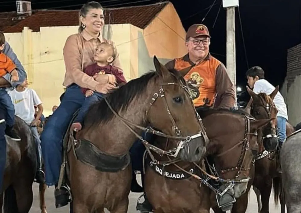 Vice-prefeita Dinorah Ramalho participa de cavalgada e mostra afinidade com o prefeito Ceninha Lucena, em Bonito de Santa Fé