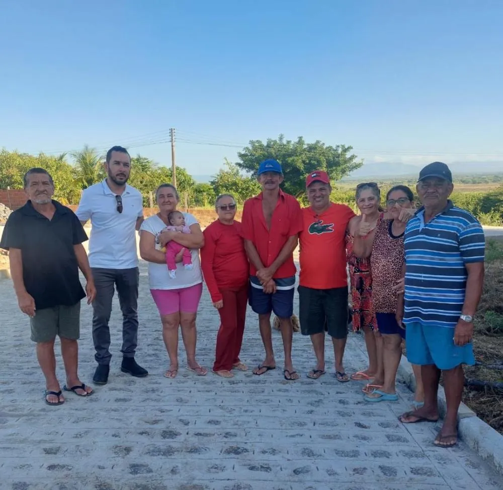 Prefeito Luiz Claudino vistoria mais obras de pavimentação, em São João do Peixe