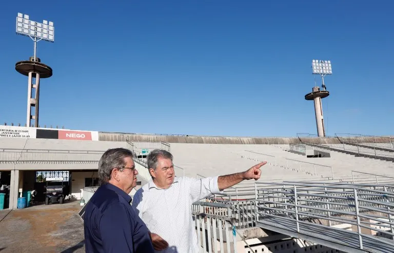 João Azevêdo inspeciona instalação de novo sistema de iluminação do Almeidão e destaca investimentos para fortalecer o esporte