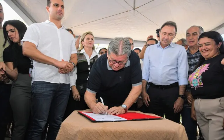 João Azevêdo inspeciona obras de infraestrutura rodoviária e autoriza investimentos em abastecimento de água em municípios do Brejo