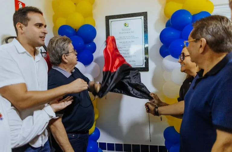João Azevêdo entrega creche e inspeciona construção de escola e implantação da PB-123 em Pocinhos