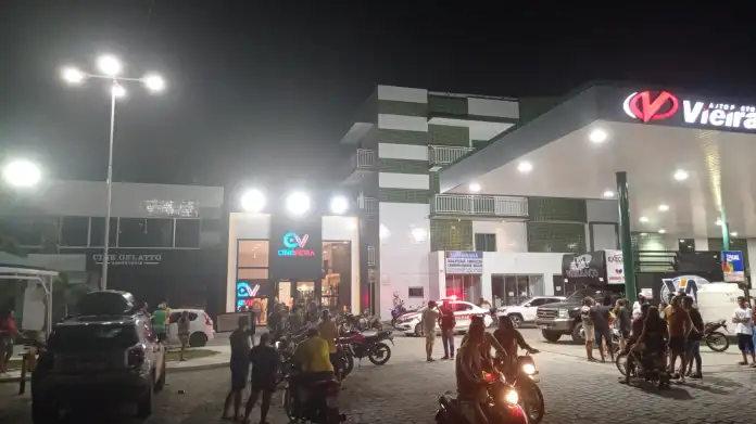 Em imagens que circulam nas redes sociais é possível ver uma grande quantidade de pessoas na frente do cinema minutos após o ocorrido | Foto: Divulgação 
