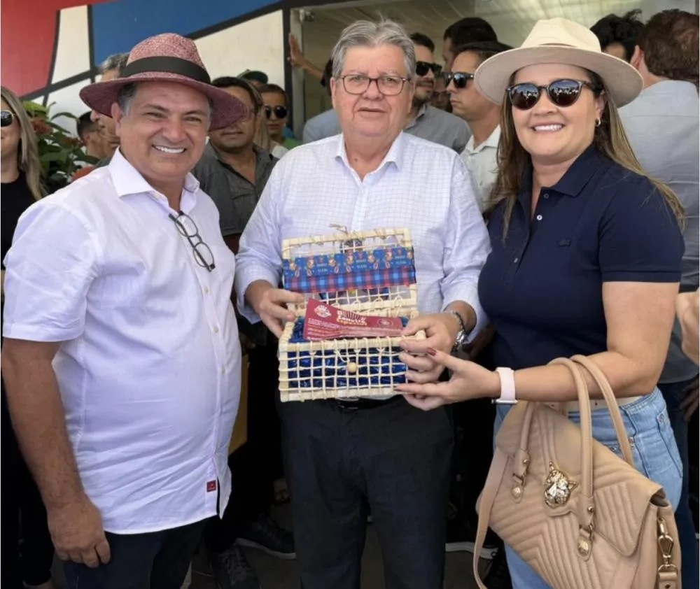 Pré-candidata a deputada estadual Larucia Sá e prefeito Luiz Claudino entregam convite do Forrójão ao governador | Foto: Divulgação