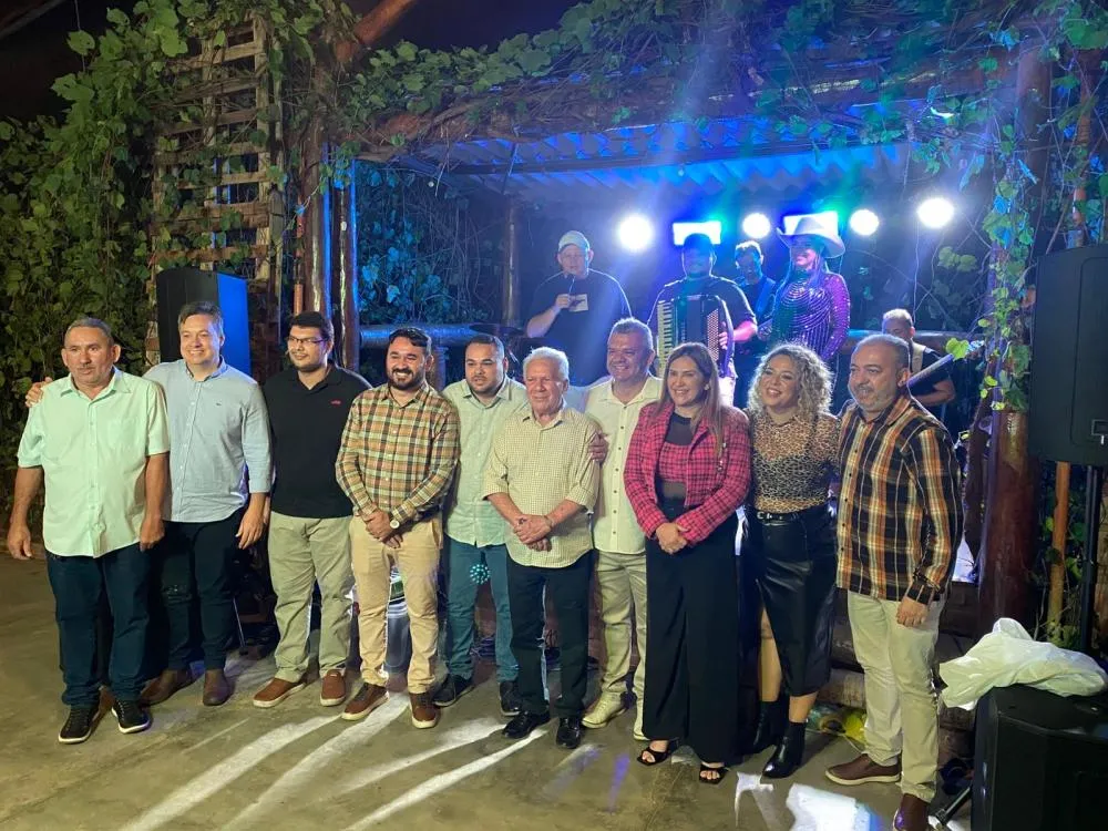 Ex-prefeito Zé Aldemir prestigia o São João da Câmara Municipal de Cajazeiras ao lado da prefeita Corrinha Delfino e lideranças políticas | Foto: Divulgação