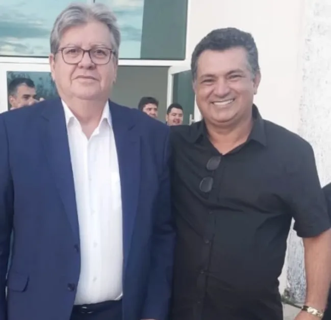 Prefeito Luiz Claudino ao lado do governador João Azevêdo | Foto: Divulgação