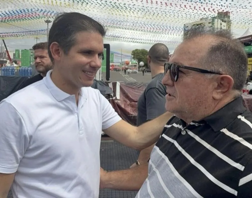 Prefeito Ceninha Lucena ao lado do deputado Hugo Motta|Foto: Instagram