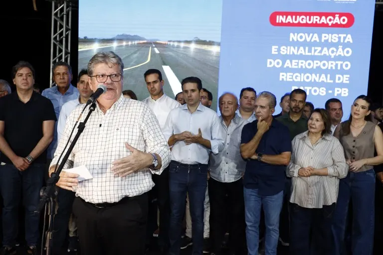 João Azevêdo e ministro Silvio Costa Filho entregam pista de aeroporto|Foto: Francisco França