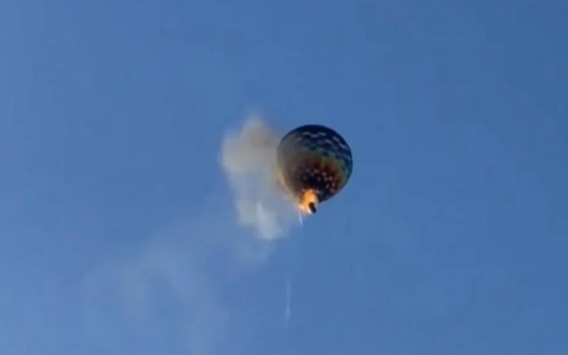 Balão pega fogo durante passeio em SC, cai e bombeiros confirmam oito pessoas mortas 