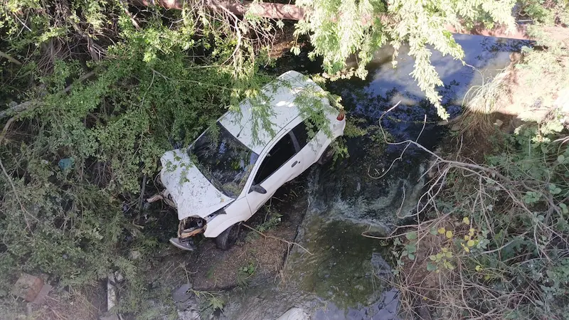 Carro perde controle e cai de ponte da BR-230, na saída de Cajazeiras