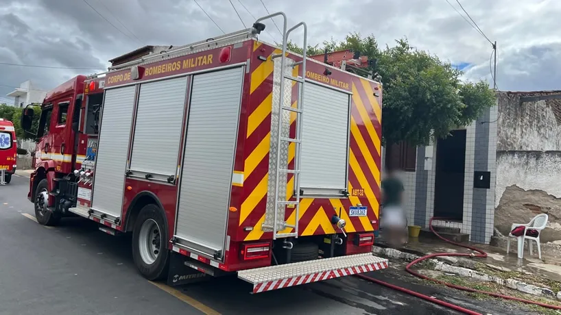Colchão pega fogo e provoca incêndio em residência na cidade de São José de Piranhas