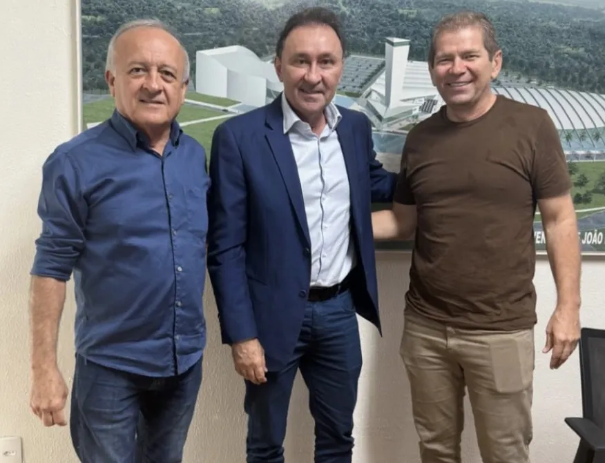 Deputado Branco Mendes ao lado do secretário Deusdete Queiroga e o prefeito Tintin|Foto: Divulgação