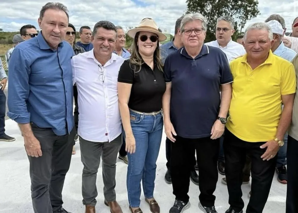 Prefeito Luiz Claudino e Larúcia Sá participam de inauguração|Foto: Instagram