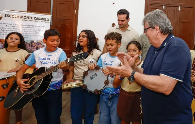 Governador João Azevêdo entrega escola em Cajazeiras, celebra convênio com Uiraúna para assistência à saúde e inspeciona obra da PB-387