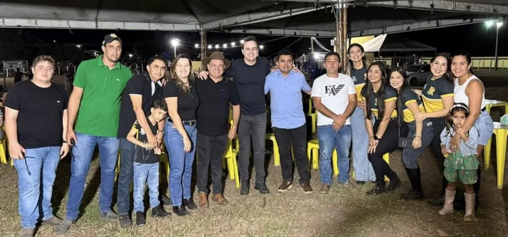 Luiz Claudino e Larúcia Sá prestigiam abertura da vaquejada no distrito de Melancias|Foto: Instagram