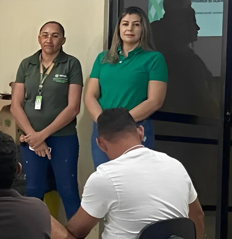 Dinorah parcipoando do curso ao lado de produrores rurais (Foto: Anália) 