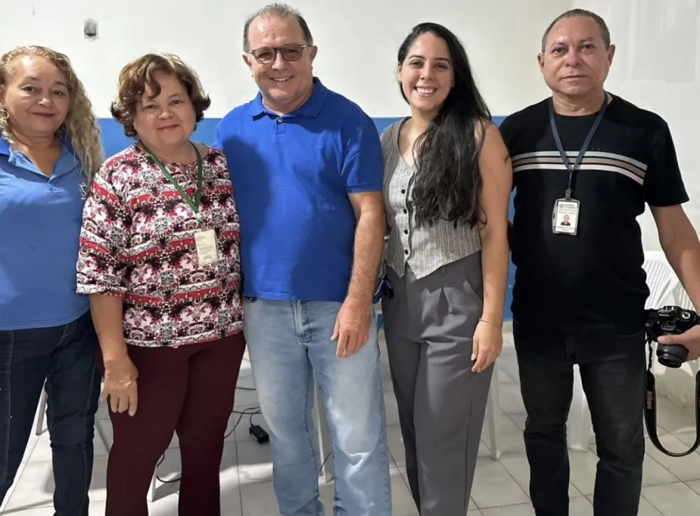 Prefeito Ceninha Lucena acompanhando a emissão gratuita de documentos|Foto: Instagram